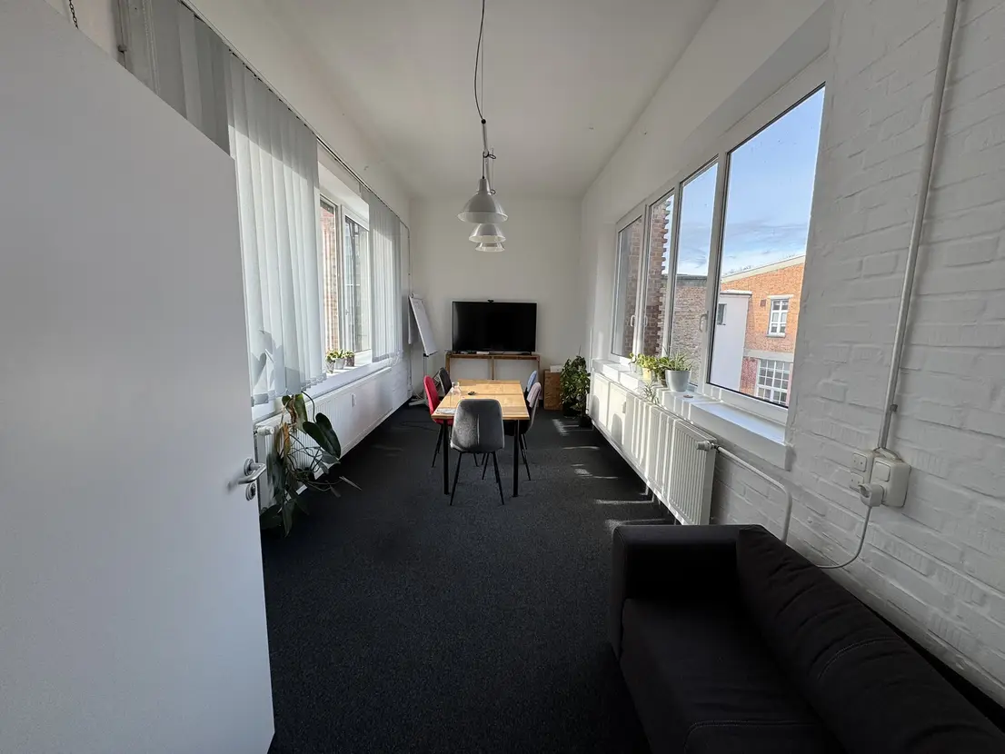 Meetingraum mit TV und Sofa
