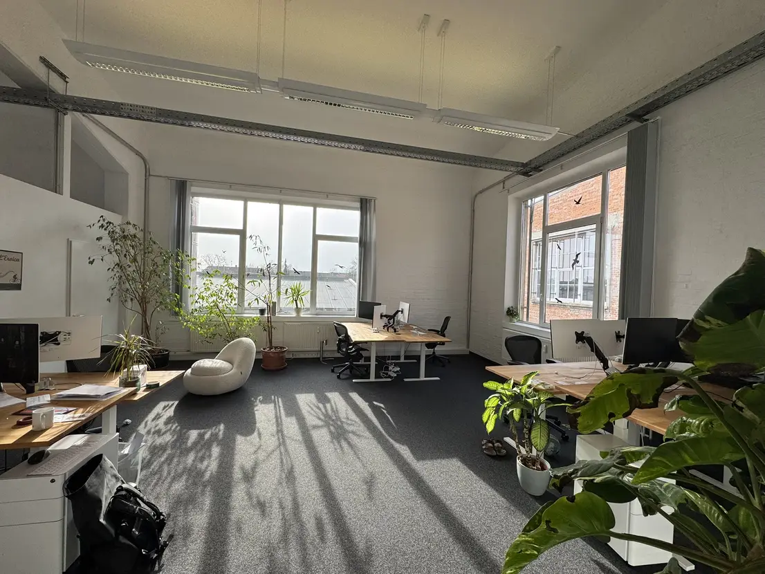 CMPND Space - Helles Büro mit Pflanzen